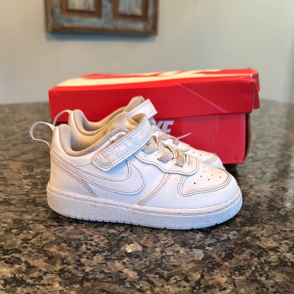 Nike White Leather Sneakers Low-Top Design - Picture 1 of 8